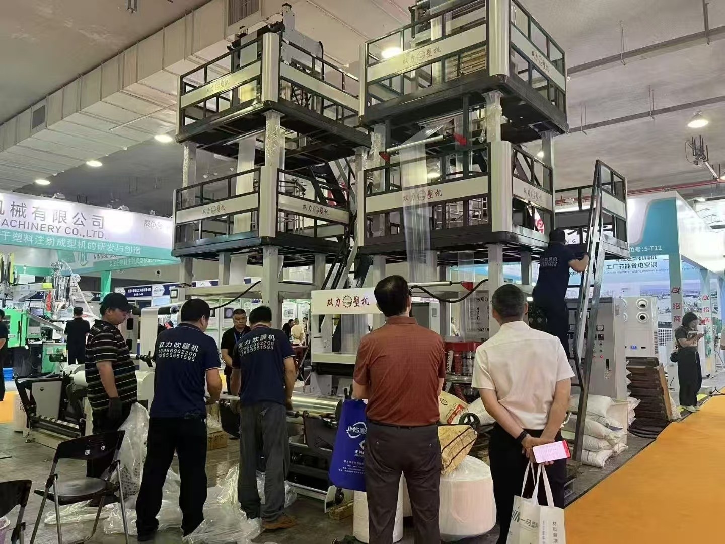 2025温州塑料博览会第三天:展位前人潮涌动,商...